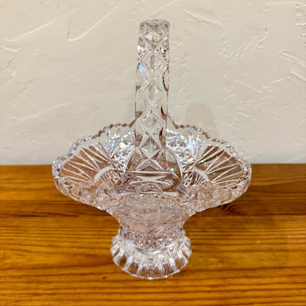 Hofbauer Byrdes Collection Crystal 11” Deep Basket with Bird Medallion - Picture 9 of 10